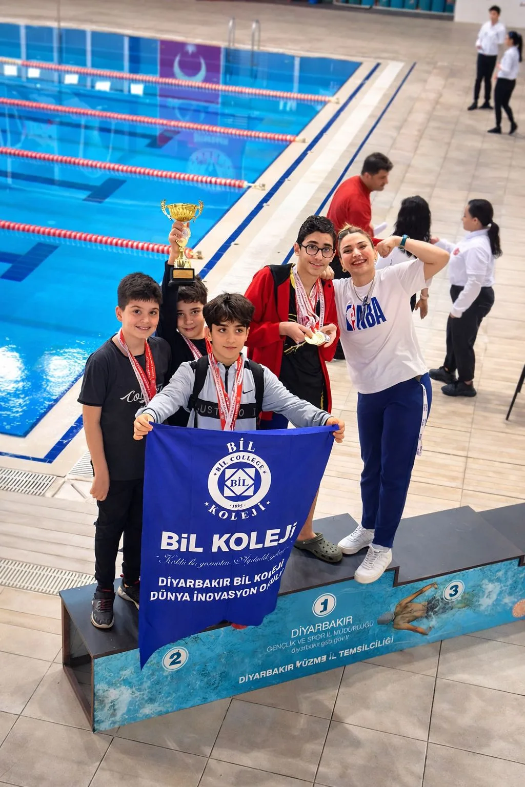 Erkekler yüzme müsabakalarında takımımız il ikincisi olmuştur.