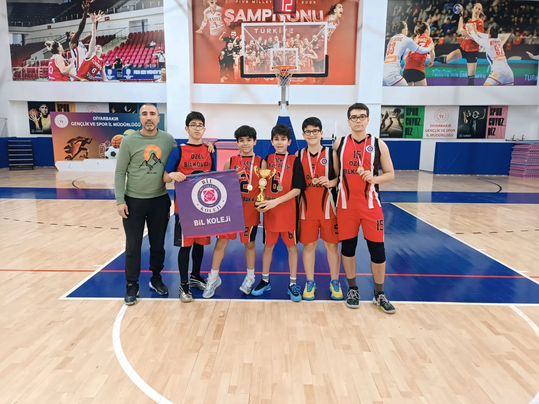 Basketbol Müsabakalarında Diyarbakır BİL Koleji Yıldız Erkek Takımımız İl 1’incisi Olmuştur.