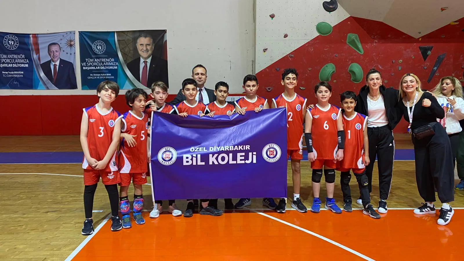 Voleybol Müsabakalarında Diyarbakır BİL Koleji Küçük Erkek Takımımız İl 2’ncisi Olmuştur.
