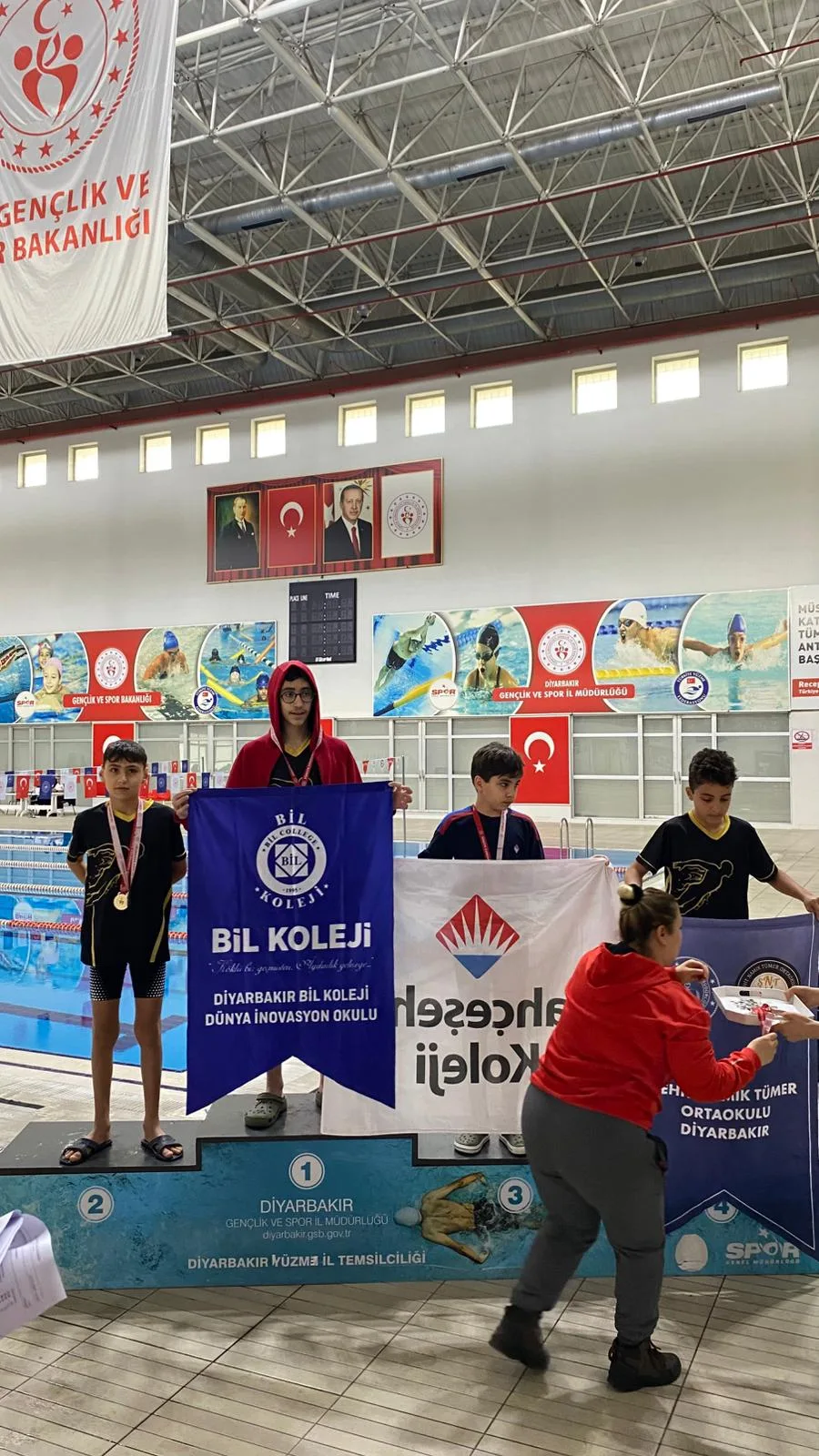 Türkiye Bölgesel Yüzme Müsabakalarında Diyarbakır BİL Koleji Öğrencimiz Yusuf Emre ONUK Bölge 4’üncüsü Olmuştur.