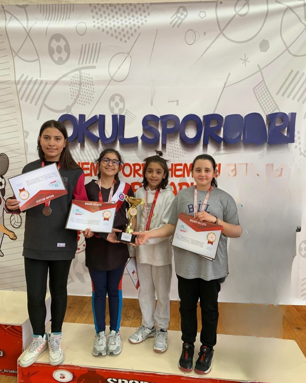 İlimizde düzenlenen Badminton yarışmasında Küçük Kızlar Müsabakasında Okul Takımımız İl Üçüncüsü olmuştur.
