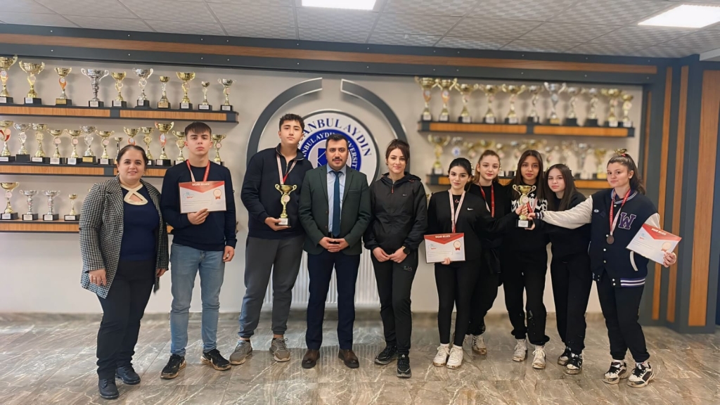 Genç kızlar Kros yarışmalarında il 4. Olmuştur