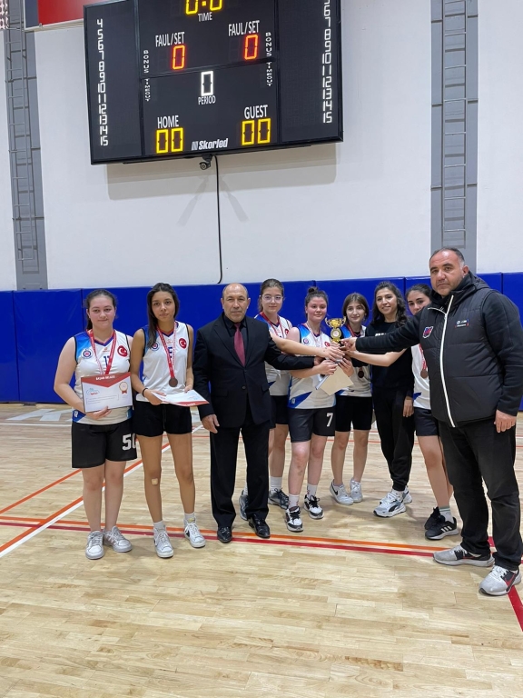 Okul Sporları basketbol Genç A kız kategorisinde kız takımımız il 3. Olmuştur