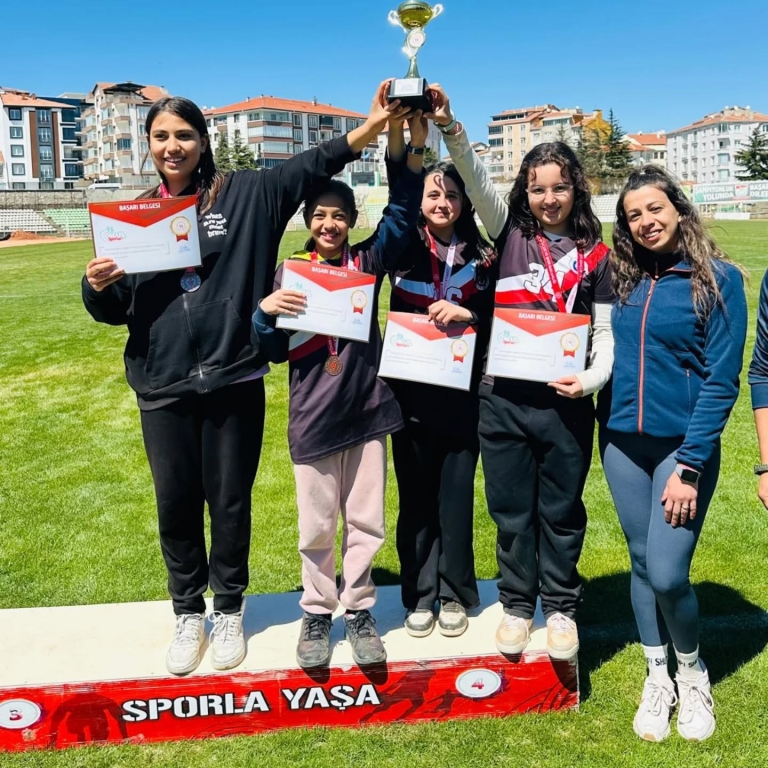 Kırşehir Gençlik ve Spor İl Müdürlüğümüzün düzenlediği Okul Sporları küçük kızlar Bocce müsabakalarında ortaokul ogrencilerimiz derece kazanmıştır.