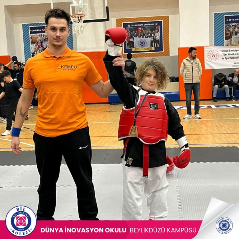 ŞAMPİYON! 2025 Kempo Türkiye Şampiyonası’nda ortaokul öğrencimiz Atlas Ege Önder, 50 kg minikler kategorisinde ALTIN MADALYA kazanarak bizleri gururlandırdı!