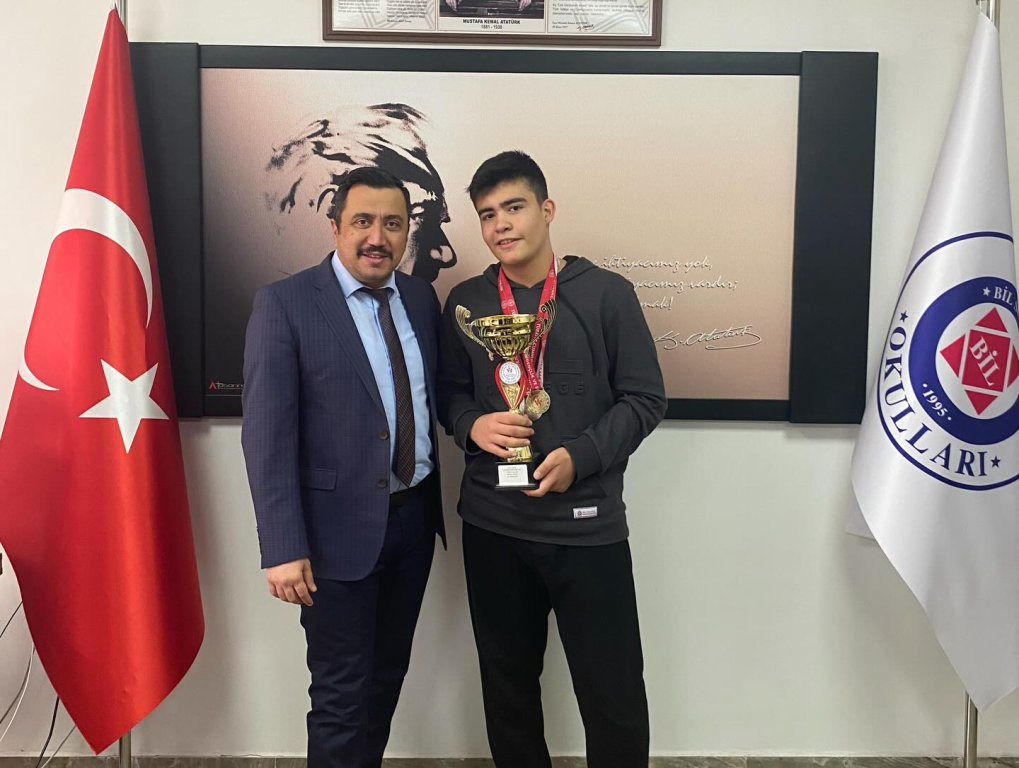 Bil Koleji Fen Lisesi öğrencimiz Utku Yıldız Güreş Turnuvasında 2. olmuştur.