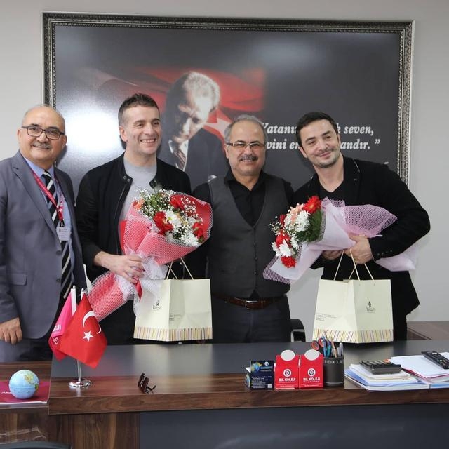 Ünlü oyuncular Aydın Bil Koleji öğrencileri ile buluştu görseli 3