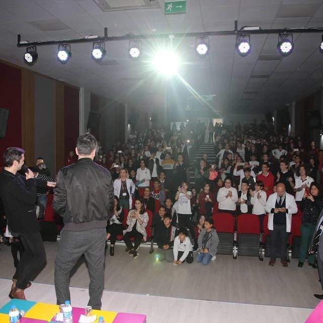 Ünlü oyuncular Aydın Bil Koleji öğrencileri ile buluştu görseli 4