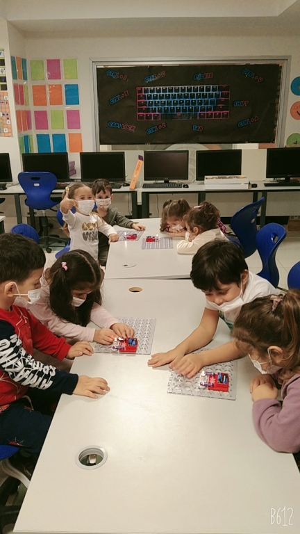 ÇOCUK ÜNİVERSİTESİ ANAOKULUNDA ROBOTİK KODLAMA ATÖLYESİ OLMAZSA OLMAZIMIZDIR...
