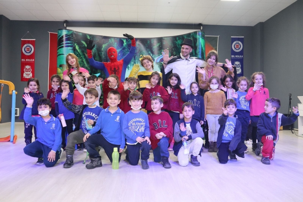 Örümcek Adam İsimli Müzikli, Danslı, Eğlenceli ve Eğitici Tiyatro Etkinliği