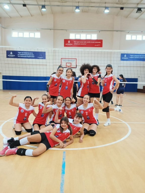 KIZ VOLEYBOL OKUL TAKIMIMIZ görseli 2