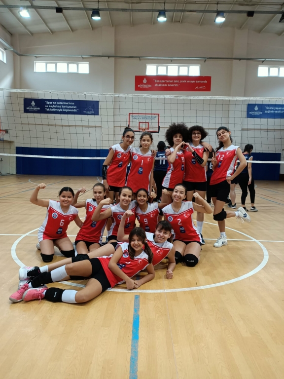 KIZ VOLEYBOL OKUL TAKIMIMIZ görseli 3