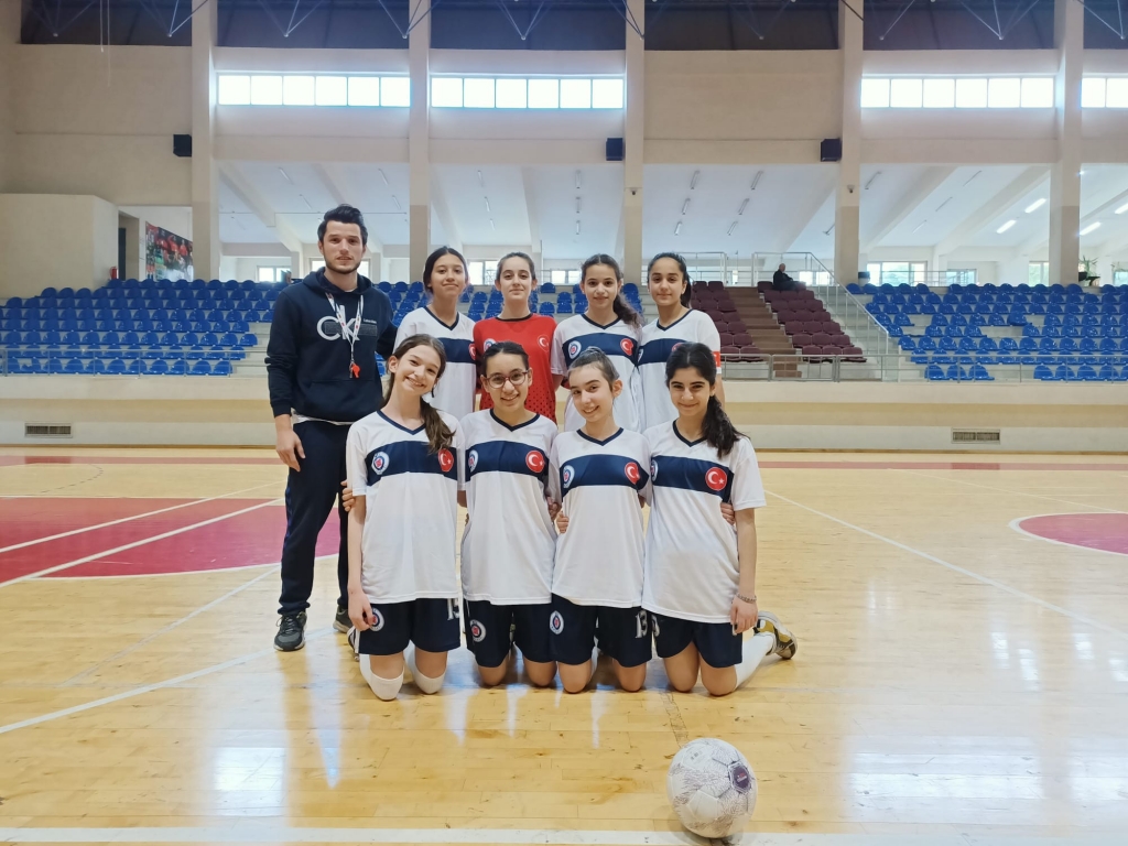 KIZ FUTSAL YILDIZLAR OKUL TAKIMIMIZ