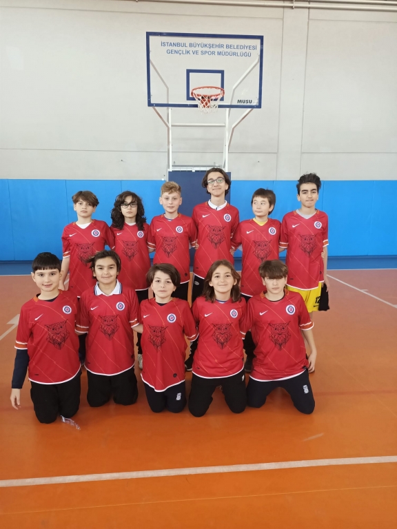 KÜÇÜK ERKEKLER MENDİL KAPMACA OKUL TAKIMIMIZ