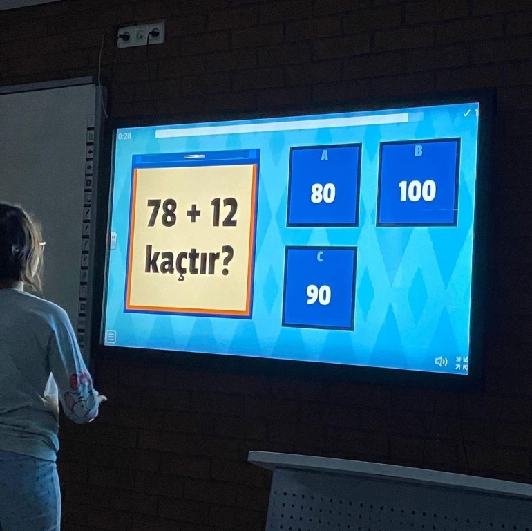 5. sınıf öğrencilerimizin Matematik dersinde keyifli 4 işlem oyunu görseli 4