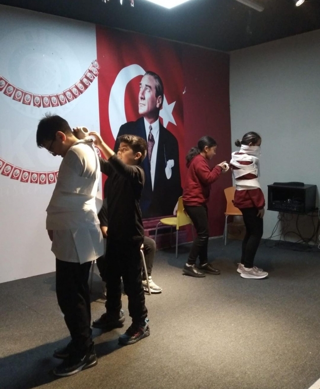 6.sınıf öğrencilerimizin drama dersinde oynadıkları mumya oyunu