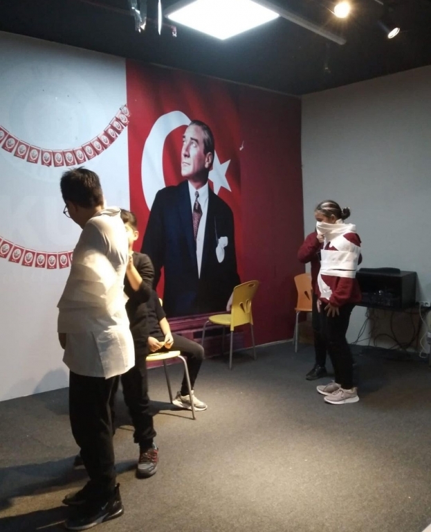 6.sınıf öğrencilerimizin drama dersinde oynadıkları mumya oyunu görseli 2
