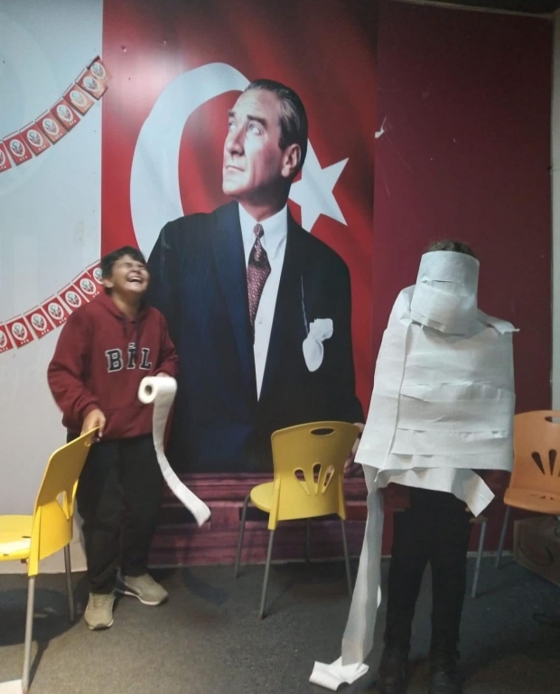 6.sınıf öğrencilerimizin drama dersinde oynadıkları mumya oyunu görseli 3