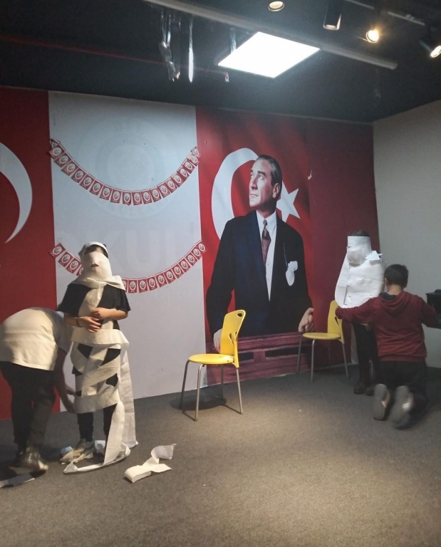 6.sınıf öğrencilerimizin drama dersinde oynadıkları mumya oyunu görseli 4