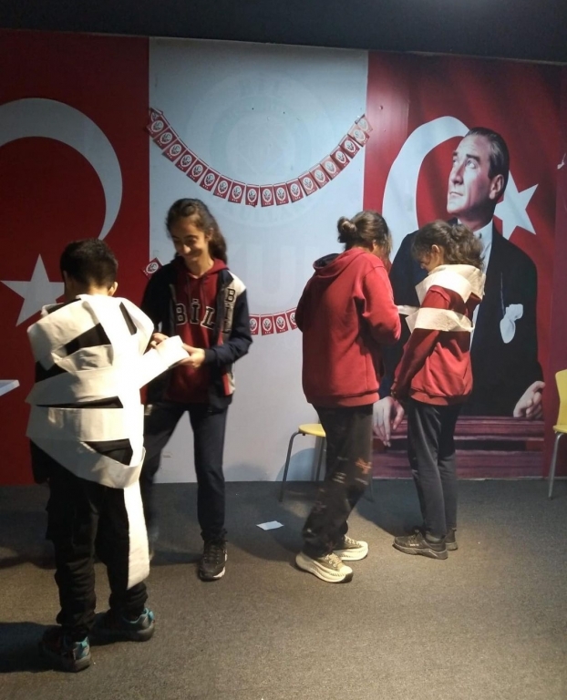 6.sınıf öğrencilerimizin drama dersinde oynadıkları mumya oyunu görseli 5