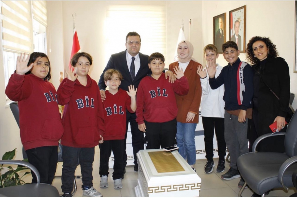Ortaokul Müdür Yardımcımız Kader HİMYERİ ve Türkçe Öğretmenimiz Büşra BÖLÜKBAŞ öğrencilerimiz ile birlikte Kağıthane İlçe Milli Eğitim Müdürü Sn. Ufuk DİLEKÇİ'yi makamlarında ziyaret etti.