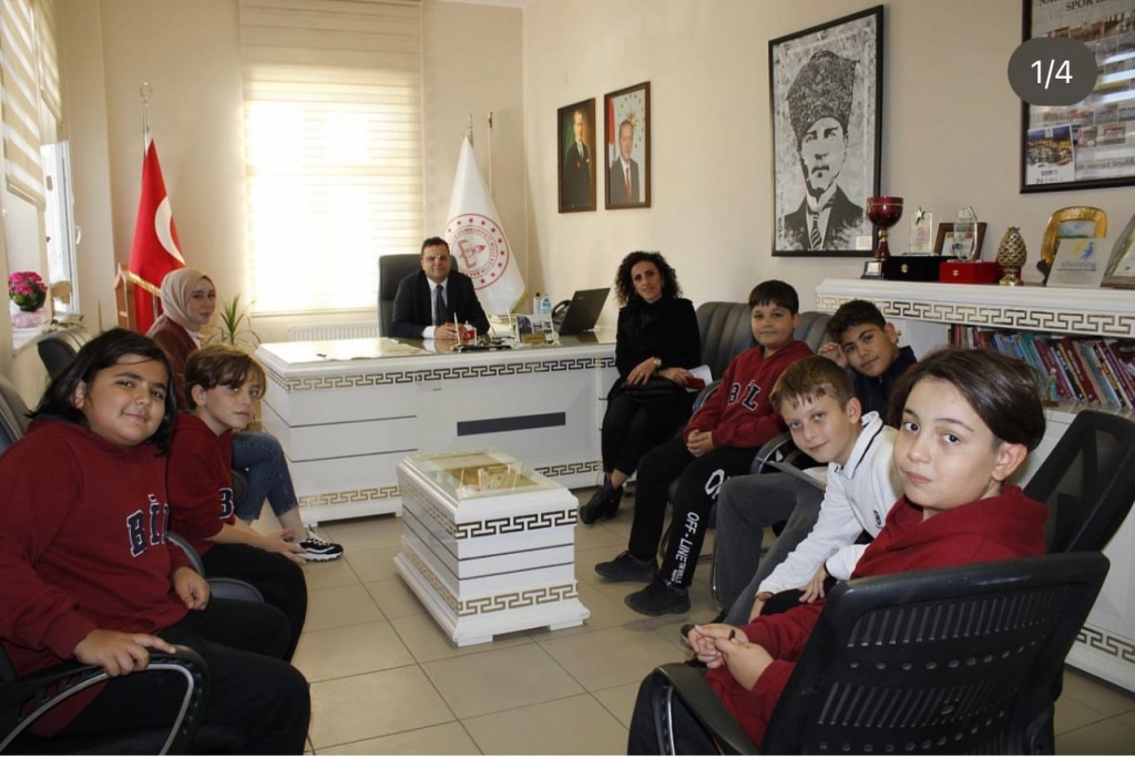 Ortaokul Müdür Yardımcımız Kader HİMYERİ ve Türkçe Öğretmenimiz Büşra BÖLÜKBAŞ öğrencilerimiz ile birlikte Kağıthane İlçe Milli Eğitim Müdürü Sn. Ufuk DİLEKÇİ'yi makamlarında ziyaret etti. görseli 2