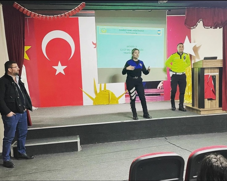 Avcılar Toplum Destekli Polislik Şube Müdürlüğü Tarafından Trafikte Uyulması Gereken Kurallar görseli 2