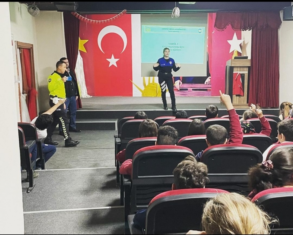 Avcılar Toplum Destekli Polislik Şube Müdürlüğü Tarafından Trafikte Uyulması Gereken Kurallar görseli 5