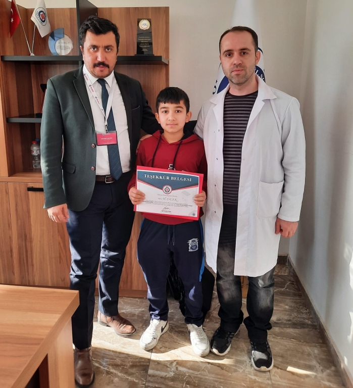 Öğrencimiz Ali Çiçek' e Teşekkür Belgemizi sunduk.