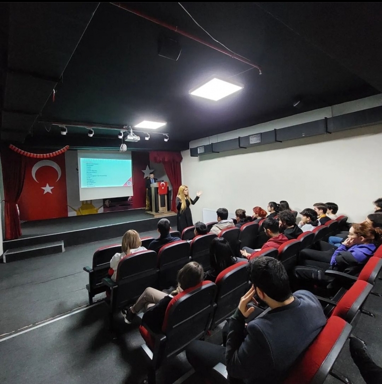 Bil Eğitim Kurumları Rehberlik Koordinatörü Ebru Unutmazer ve Bil Eğitim Kurumları Ortaokul-Lise Eğitim Koordinatörü Erkan Özkan Hocalarımızdan LGS ve Yks'de Başarı Yöntemleri Semineri görseli 4
