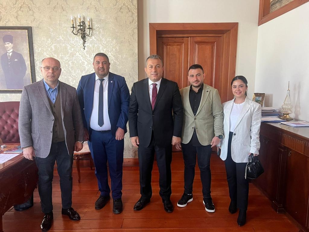 Kağıthane BİL Koleji Okul Müdürümüz Sn. Caner KAYA, Kağıthane İlçe Kaymakamı Sn. Tahir ŞAHİN'i makamında ziyaret etti.