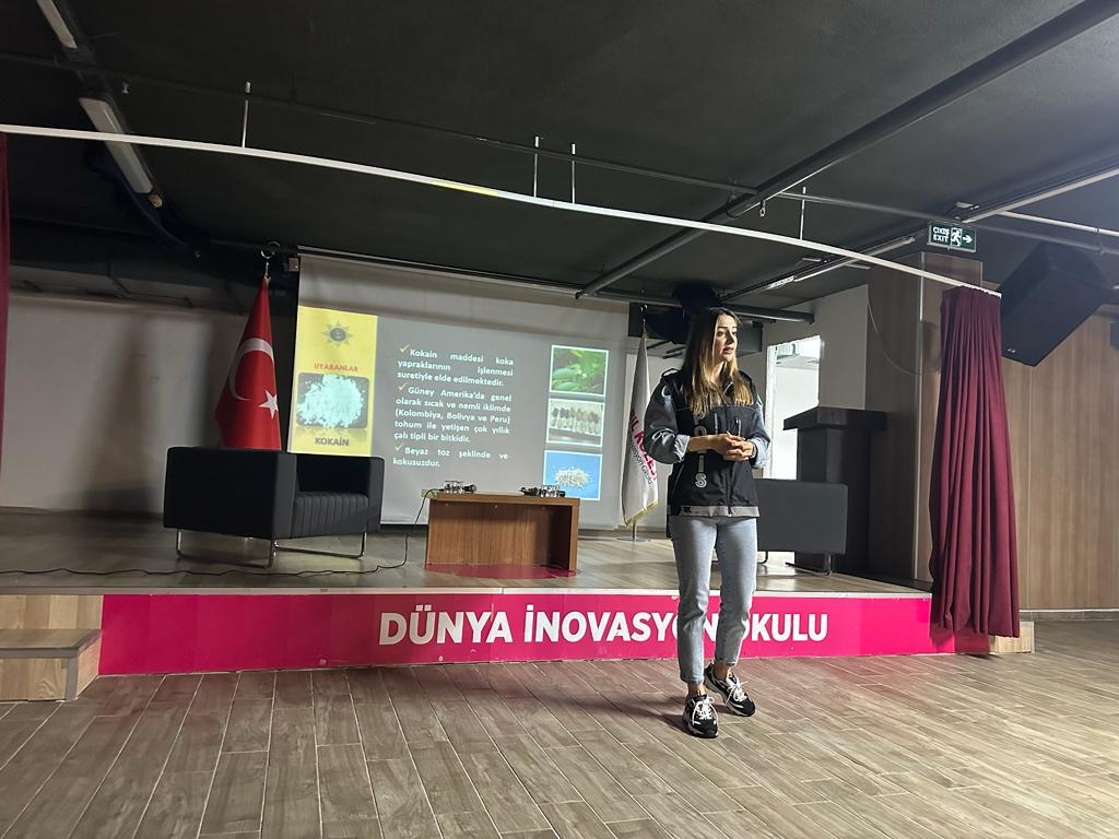 Okulumuzda Komser Sema ÇAVUŞOĞLU tarafından "En İyi Narkotik Polisi Anne" semineri gerçekleştirildi. görseli 5
