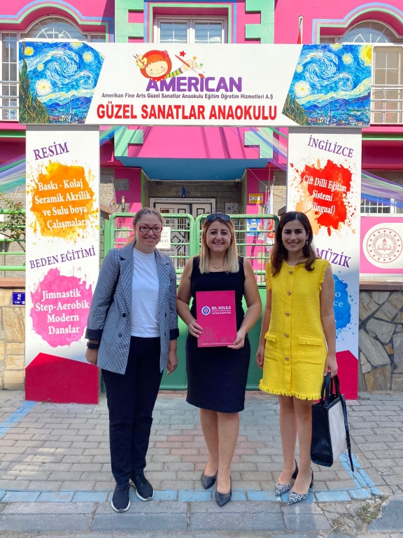 Yeniye,yeniliğe ve hep daha iyiye yol alabilmek için yürüttüğümüz "Kardeş Okul" projemizle yeni bir döneme daha başlıyoruz.