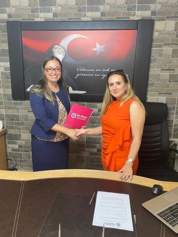 Yeniye,yeniliğe ve hep daha iyiye yol alabilmek için yürüttüğümüz "Kardeş Okul" projemizle yeni bir döneme daha başlıyoruz.