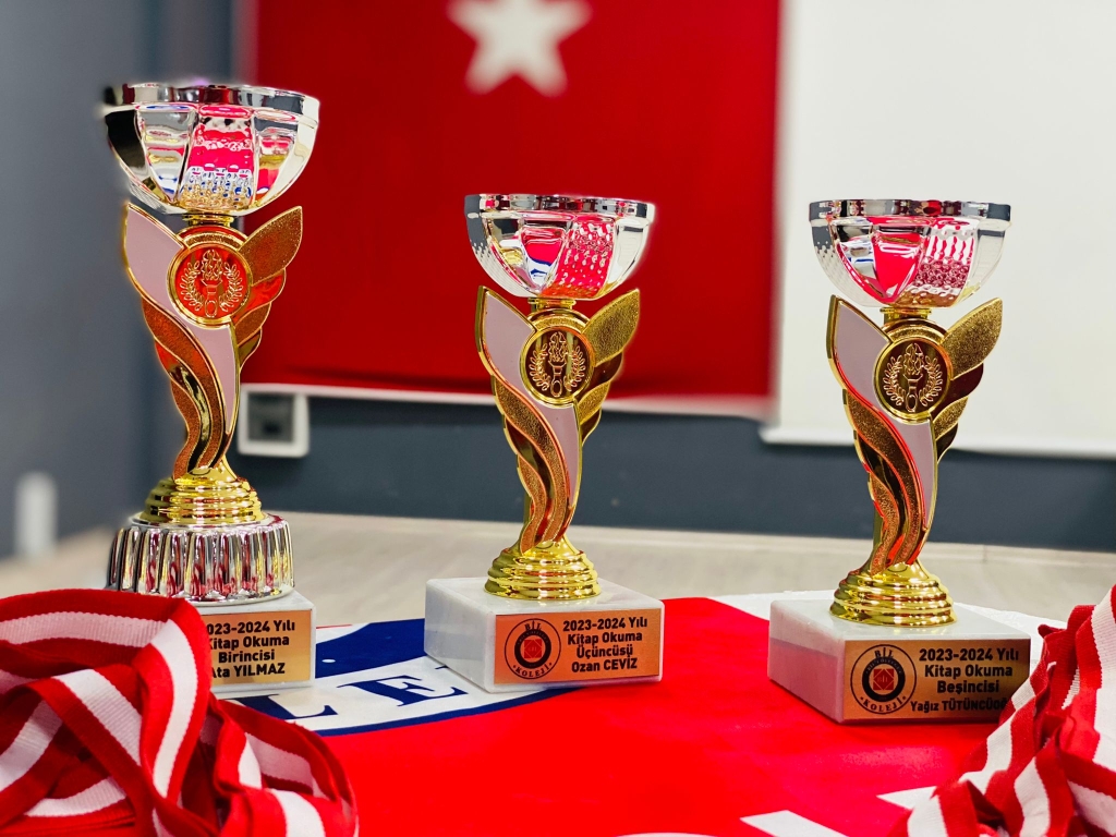 Yaz tatilinde okuma çalışmalarını en güzel şekilde yerine getiren 2a sınıfı öğrencilerimiz bu gururu düzenlenen madalya ve kupa töreniyle taçlandırdılar. görseli 2