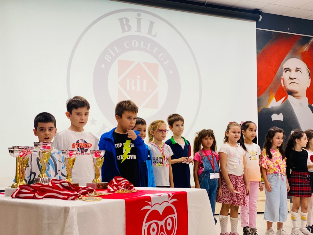Yaz tatilinde okuma çalışmalarını en güzel şekilde yerine getiren 2a sınıfı öğrencilerimiz bu gururu düzenlenen madalya ve kupa töreniyle taçlandırdılar. görseli 3