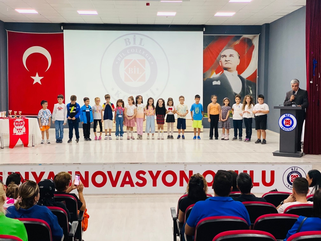 Yaz tatilinde okuma çalışmalarını en güzel şekilde yerine getiren 2a sınıfı öğrencilerimiz bu gururu düzenlenen madalya ve kupa töreniyle taçlandırdılar. görseli 4