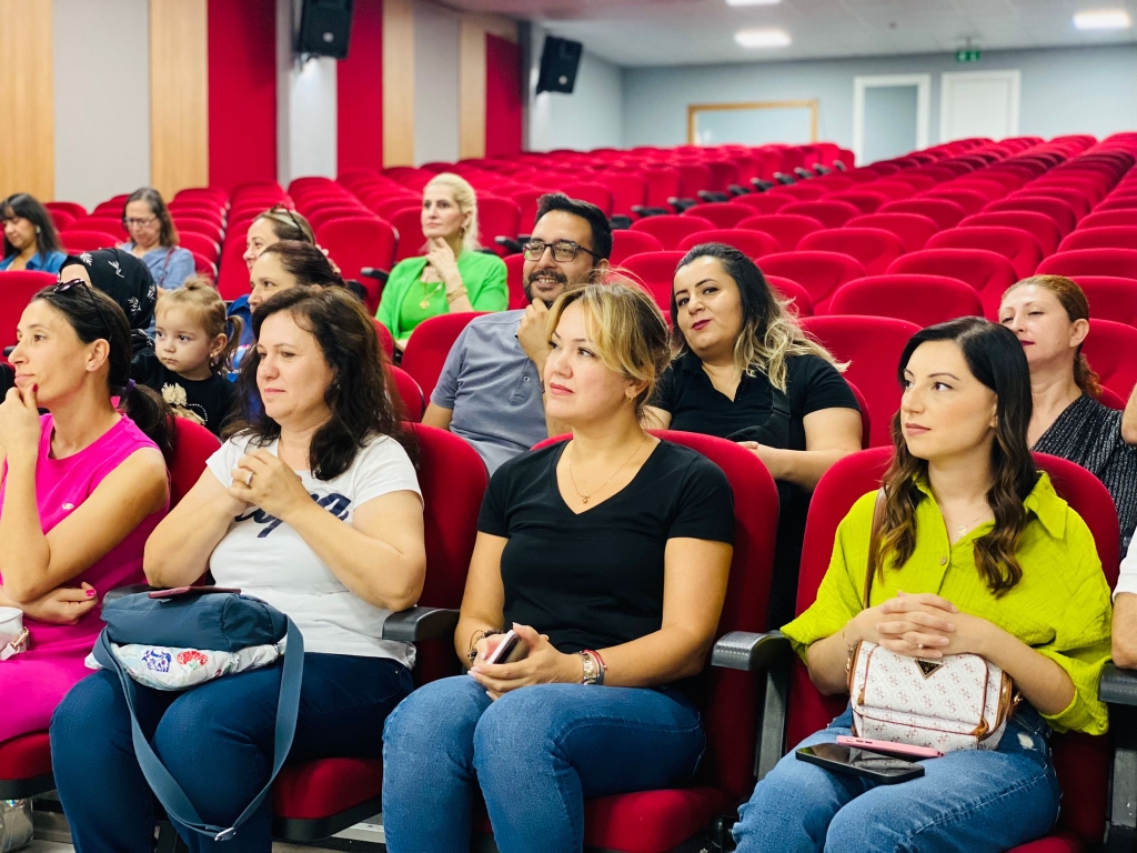 Yaz tatilinde okuma çalışmalarını en güzel şekilde yerine getiren 2a sınıfı öğrencilerimiz bu gururu düzenlenen madalya ve kupa töreniyle taçlandırdılar. görseli 6
