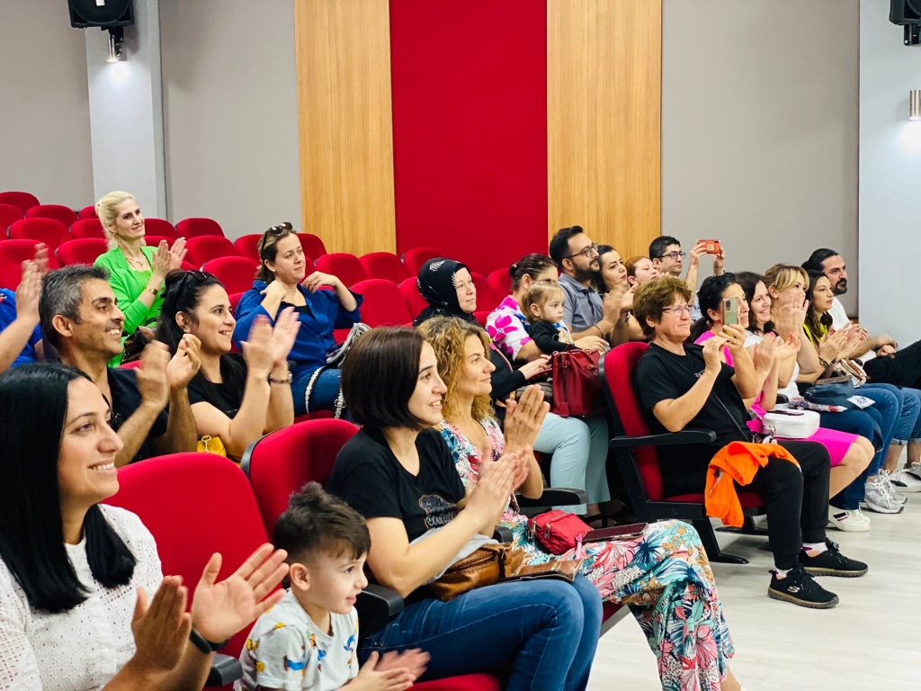 Yaz tatilinde okuma çalışmalarını en güzel şekilde yerine getiren 2a sınıfı öğrencilerimiz bu gururu düzenlenen madalya ve kupa töreniyle taçlandırdılar. görseli 7