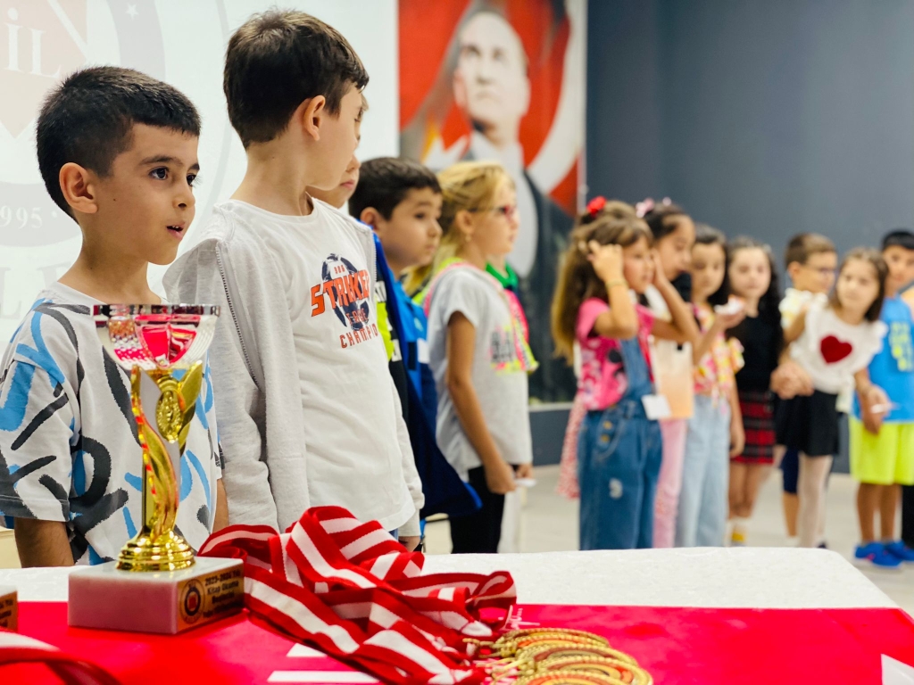 Yaz tatilinde okuma çalışmalarını en güzel şekilde yerine getiren 2a sınıfı öğrencilerimiz bu gururu düzenlenen madalya ve kupa töreniyle taçlandırdılar. görseli 9