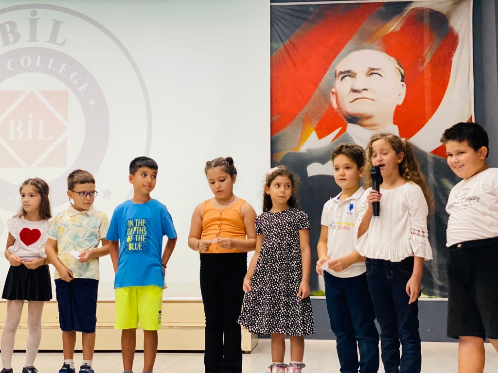 Yaz tatilinde okuma çalışmalarını en güzel şekilde yerine getiren 2a sınıfı öğrencilerimiz bu gururu düzenlenen madalya ve kupa töreniyle taçlandırdılar. görseli 10