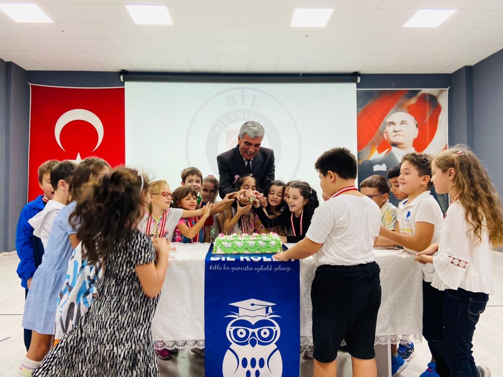 Yaz tatilinde okuma çalışmalarını en güzel şekilde yerine getiren 2a sınıfı öğrencilerimiz bu gururu düzenlenen madalya ve kupa töreniyle taçlandırdılar. görseli 11