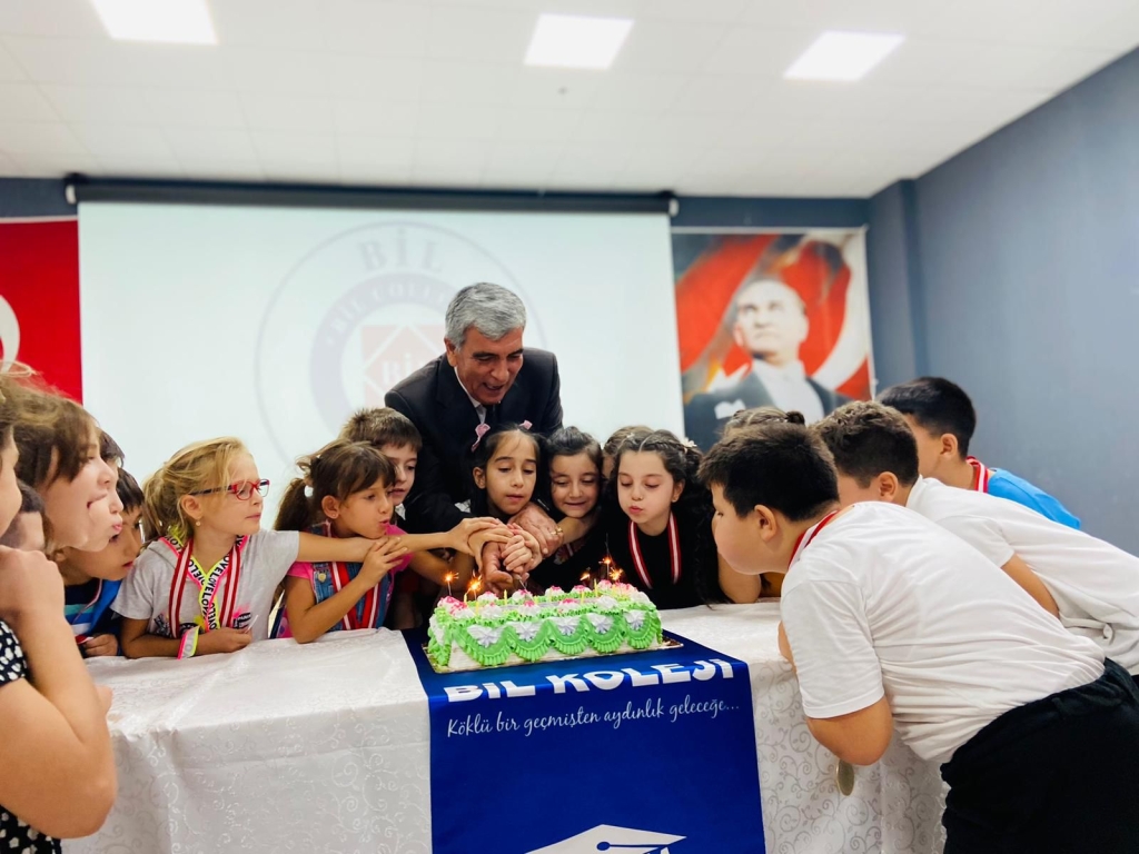 Yaz tatilinde okuma çalışmalarını en güzel şekilde yerine getiren 2a sınıfı öğrencilerimiz bu gururu düzenlenen madalya ve kupa töreniyle taçlandırdılar. görseli 12