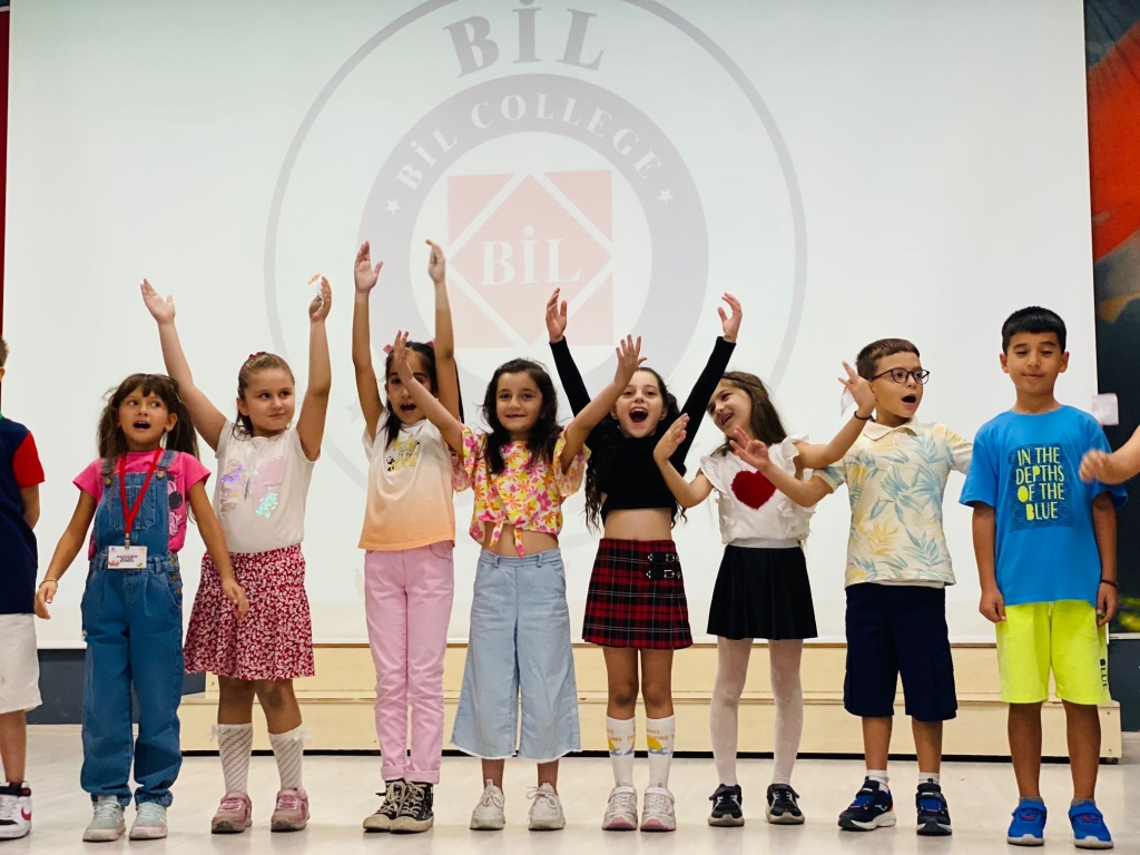 Yaz tatilinde okuma çalışmalarını en güzel şekilde yerine getiren 2a sınıfı öğrencilerimiz bu gururu düzenlenen madalya ve kupa töreniyle taçlandırdılar. görseli 13