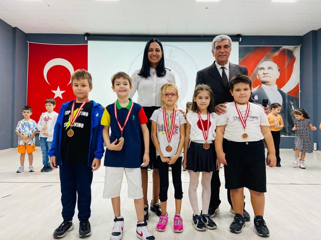 Yaz tatilinde okuma çalışmalarını en güzel şekilde yerine getiren 2a sınıfı öğrencilerimiz bu gururu düzenlenen madalya ve kupa töreniyle taçlandırdılar. görseli 14