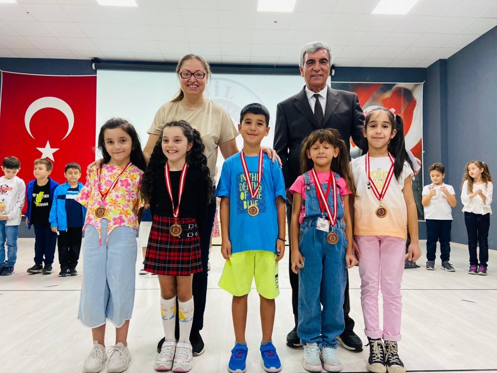 Yaz tatilinde okuma çalışmalarını en güzel şekilde yerine getiren 2a sınıfı öğrencilerimiz bu gururu düzenlenen madalya ve kupa töreniyle taçlandırdılar. görseli 15