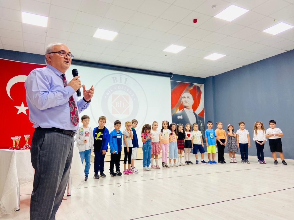 Yaz tatilinde okuma çalışmalarını en güzel şekilde yerine getiren 2a sınıfı öğrencilerimiz bu gururu düzenlenen madalya ve kupa töreniyle taçlandırdılar. görseli 17