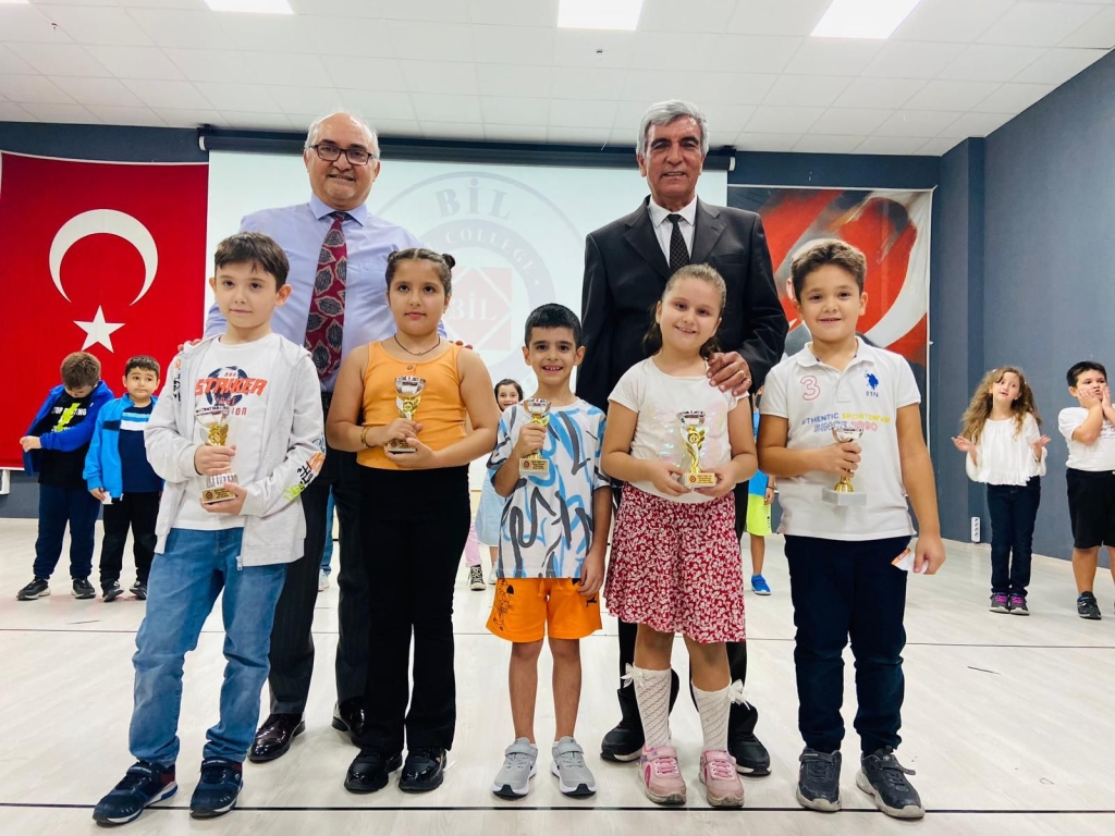 Yaz tatilinde okuma çalışmalarını en güzel şekilde yerine getiren 2a sınıfı öğrencilerimiz bu gururu düzenlenen madalya ve kupa töreniyle taçlandırdılar. görseli 18