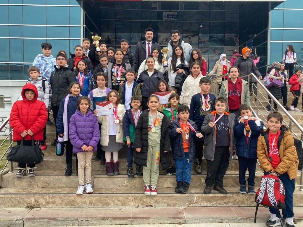 Kırşehir Gençlik ve Spor İl Müdürlüğü okul sporları kapsamında düzenlenen yüzme yarışmalarında öğrencilerimizin heyecanına ve başarısını ortak olduk