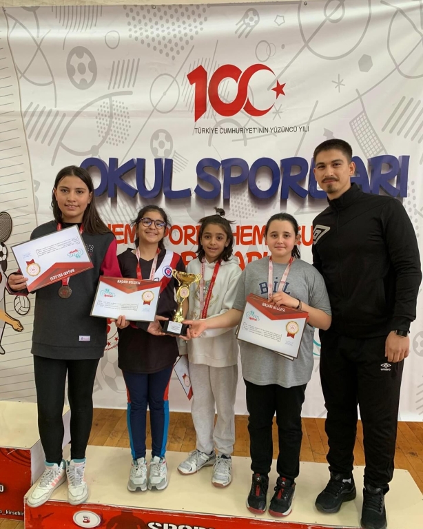 İlimizde düzenlenen Badminton yarışmasında Küçük Kızlar Müsabakasında Okul Takımımız İl Üçüncüsü olmuştur.